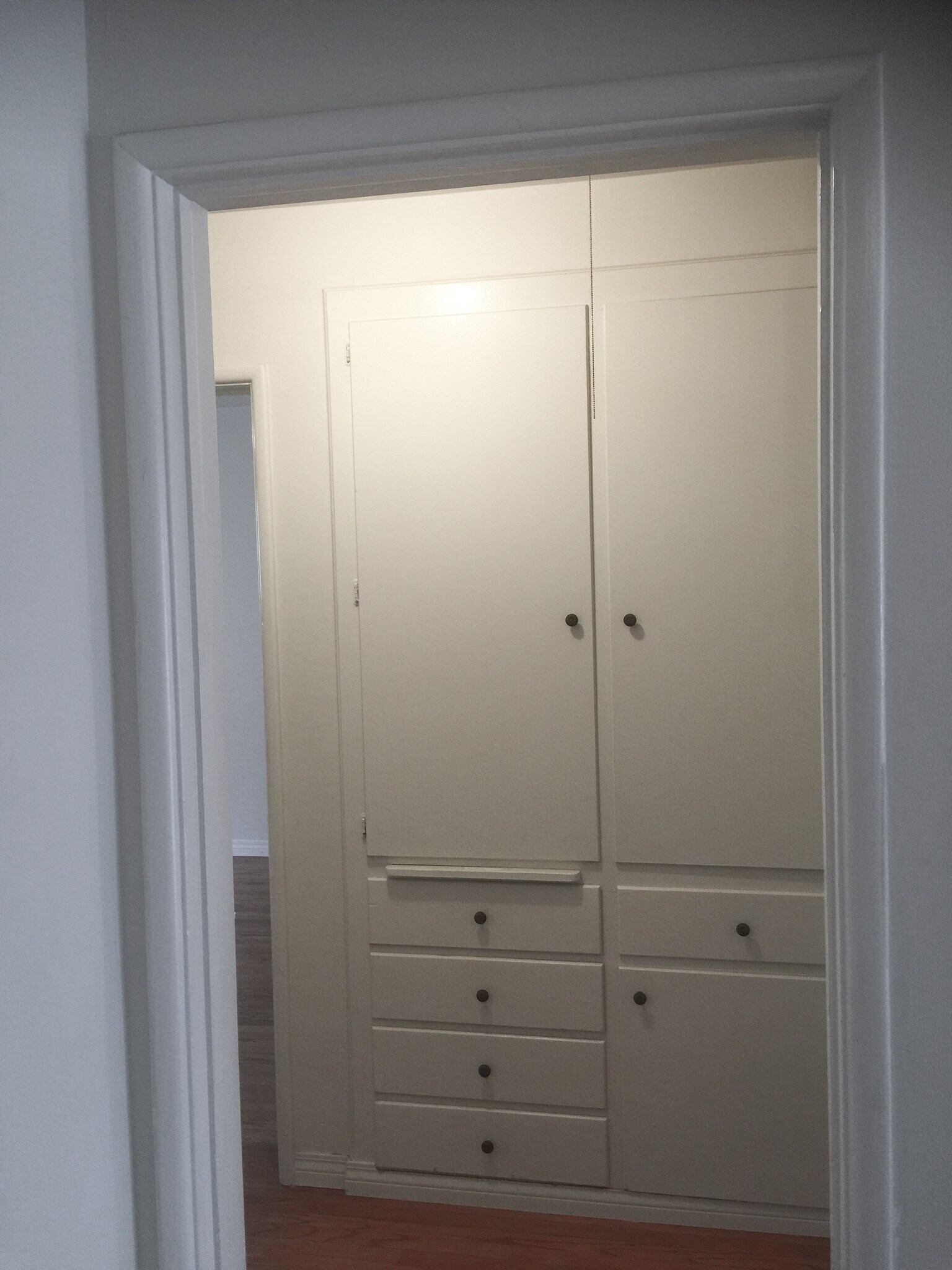 Building Photo - 933 E 1st St