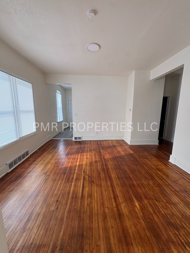 Building Photo - 2 Bedroom / 1 Bathroom Single-Family Home