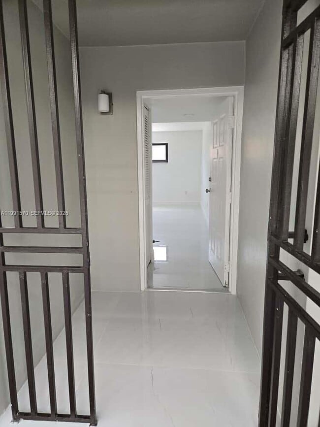 Building Photo - 5 Olive Dr