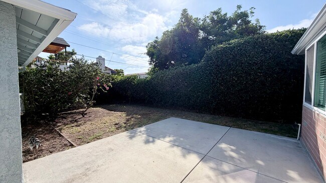 Building Photo - Spacious 3 Bed 2 Bath Home in Sunset Cliffs with Detached Garage & Private Backyard