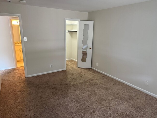 Building Photo - Spacious Ground Floor Condo in Silver Spring