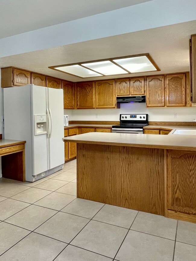 Building Photo - Spacious 4 Bedroom Home in Quiet Neighborhood – Great Location