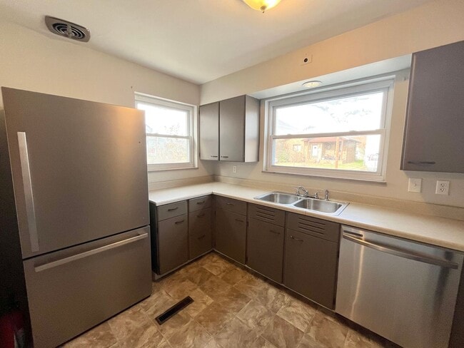 Building Photo - Cozy 2 Bedrm/1 Bath Home in Dunbar! Covered Front Porch. Double Pane Windows.