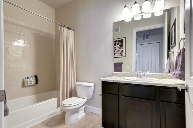 Building Photo - Private 2 bed 2 bath Condo in Inverness En...