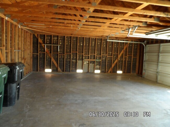 Building Photo - 3 Bedrooms, 2 Bathrooms, 3 Car Garage, Fir...