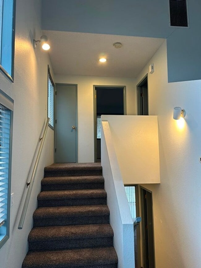 Building Photo - 2 bedroom townhuose