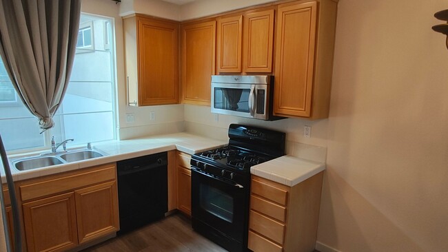 Building Photo - 3 bedrooms 3 bathrooms townhome FOR RENT i...