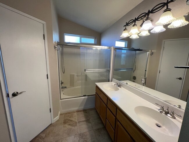 Building Photo - 3-bedroom single story in Merced!