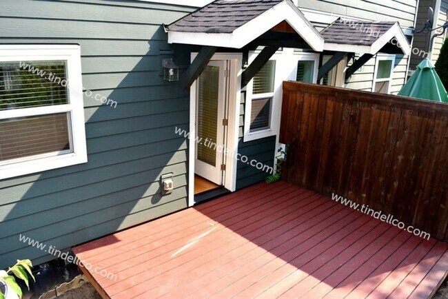 Building Photo - Beautiful and Spacious 3 Bedrooms, 2.5 Bathrooms in Raleigh Hills!
