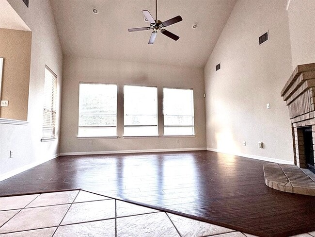 Building Photo - 2321 Clover Ridge Dr