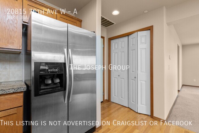 Building Photo - Sun-filled 3 bed/2.5 bath in Lynnwood!