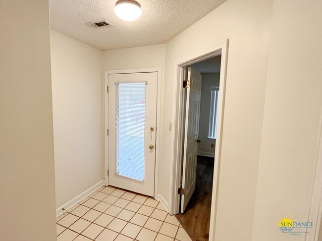 Building Photo - Lovely Ground Floor 1 Bedroom 1 Bath Condo in Bluewater Bay