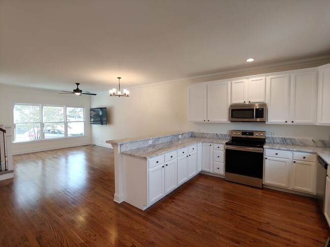 Building Photo - 3 Bedroom, 2.5 Bath Townhome Close to UTC!