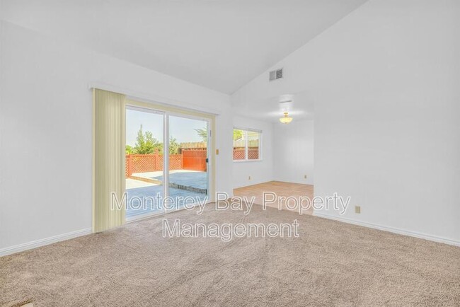 Building Photo - 143 Seal Ct