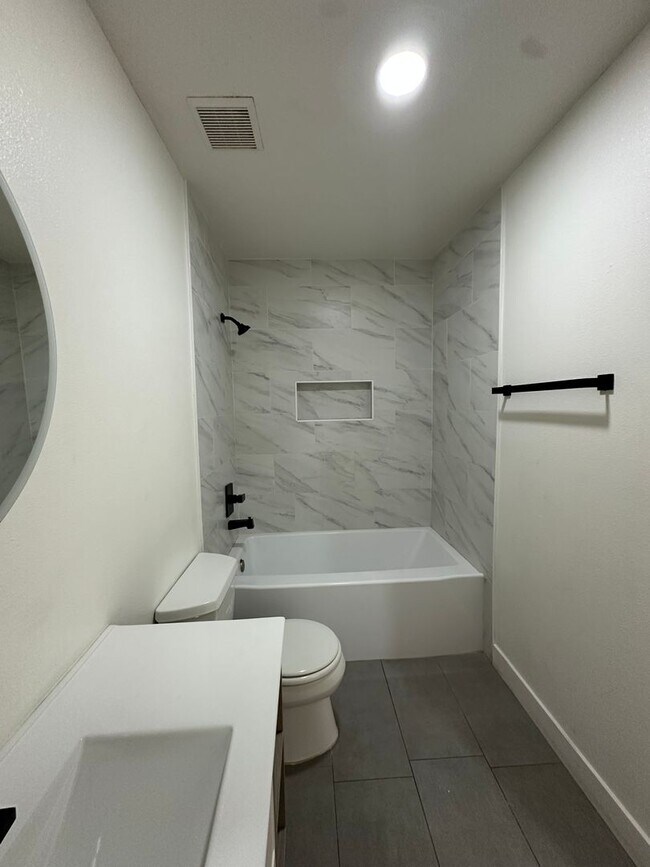 Building Photo - Charming Home Rent Ready !