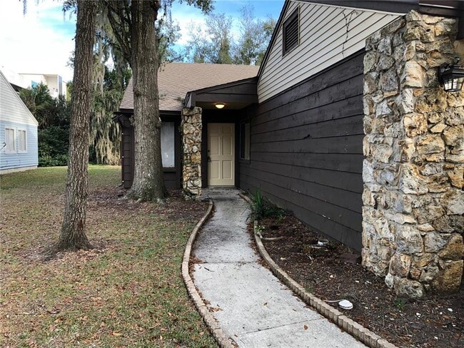 Building Photo - 906 Robinhood Ct