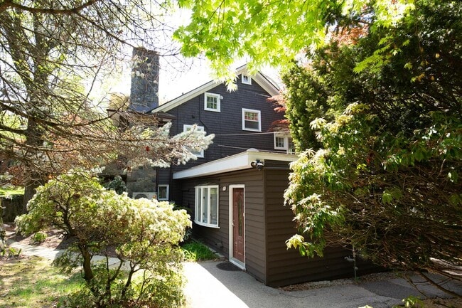 Building Photo - 557 Martling Ave