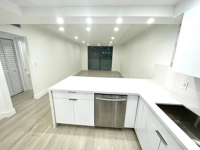 Building Photo - 1825 W 44th Pl