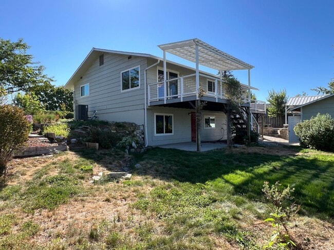 Building Photo - Spacious 3 bed/2 bath home with RV/Boat pa...