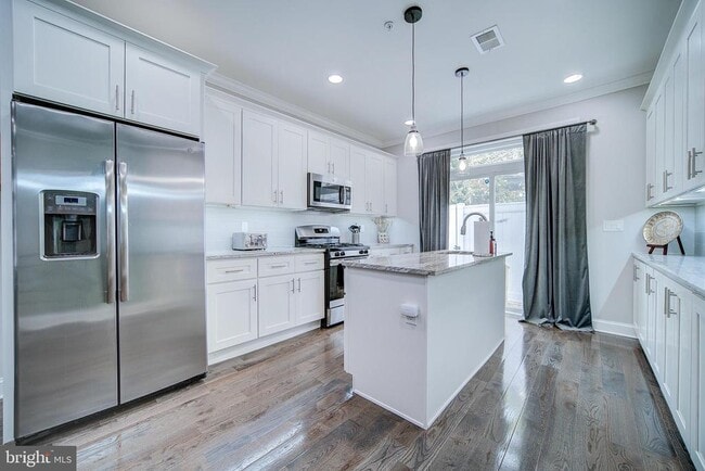 Building Photo - 1513 S Lambert St