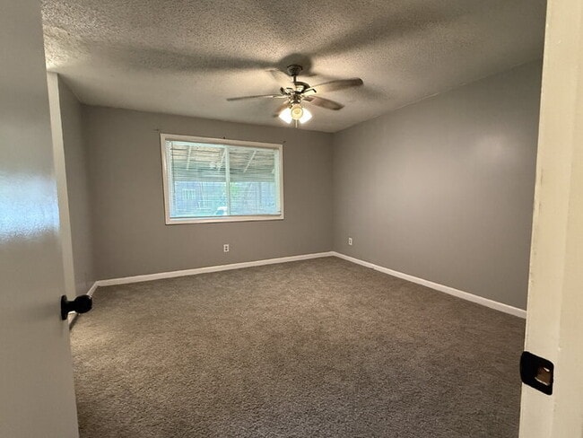Building Photo - Your New Home Awaits: Charming 3-Bedroom T...