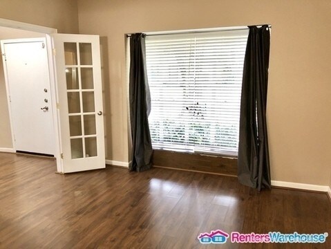 Building Photo - Gorgeous 4/3 London Townhomes community