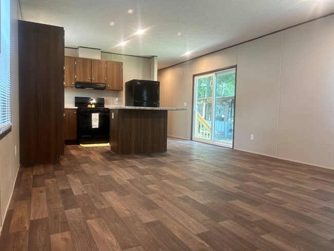 Building Photo - 49 White Oak Village