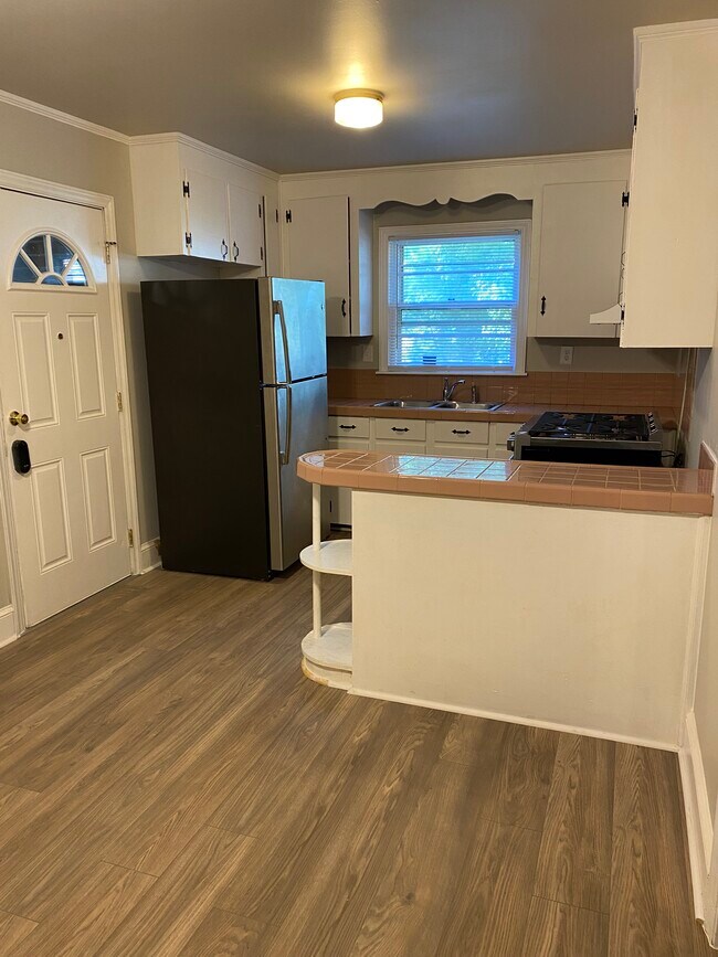 Kitchen - 1700 Heil Pl