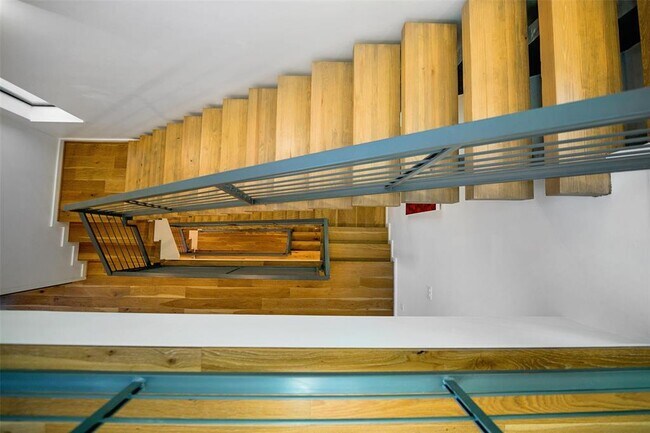 Building Photo - 511 Memorial Heights Dr