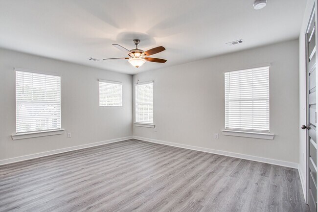 Building Photo - 715 W Vincent Dr