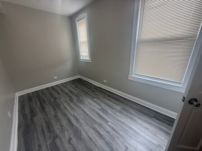 Building Photo - 5319 W Fullerton Ave