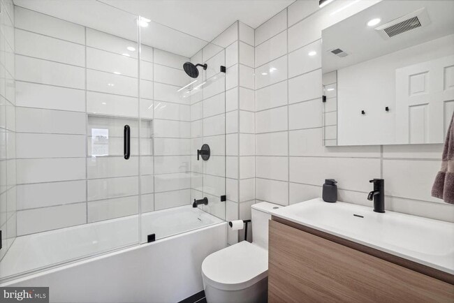 Building Photo - 2242 Ontario Rd NW