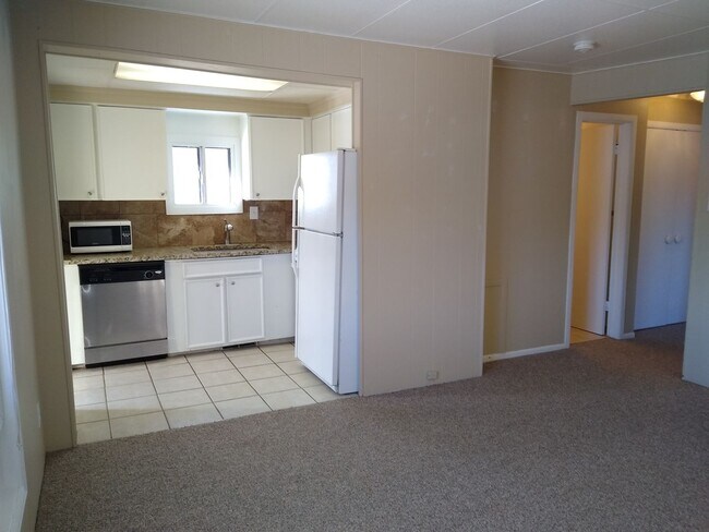 Building Photo - Highlands 1 Bedroom 1 Bath w/ Yard and Laundry!