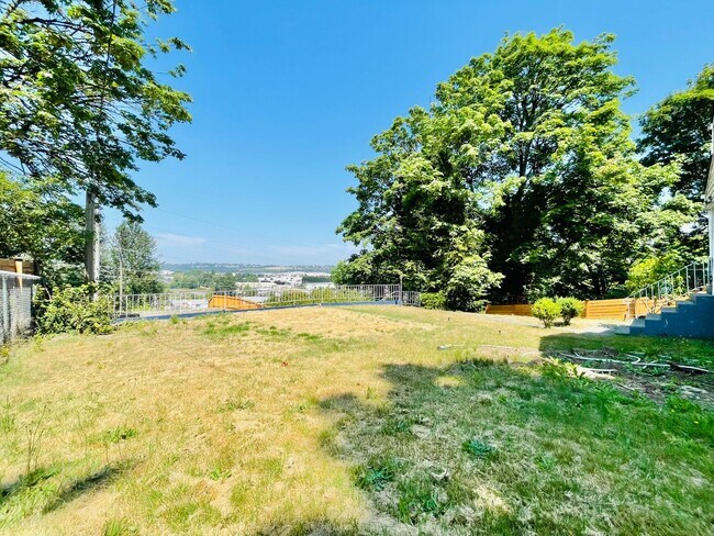 Building Photo - Renovated 4 bedroom 2 bath Home with Plenty of Space!