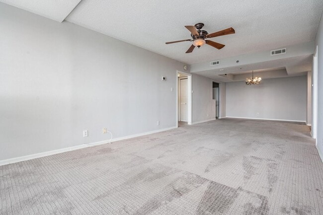 Building Photo - Spacious 2 Bed 2 Bath Condo in Heart of So...