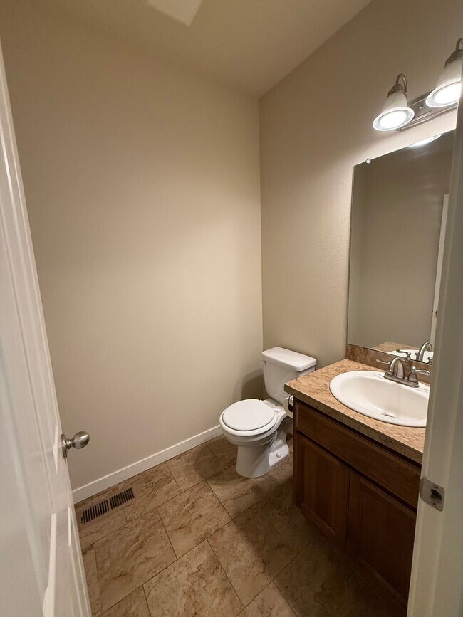 Building Photo - Gorgeous 4Bd/2.5Ba Craftsman Home in East Vancouver!