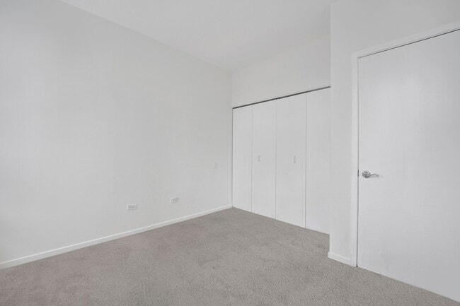 Building Photo - 600 N Kingsbury St