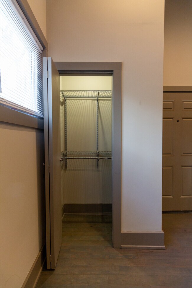 Building Photo - 2957 N Avers Ave