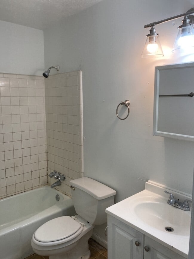 Building Photo - 3 Bedroom in Greenville