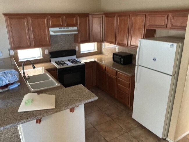 Building Photo - 2 Story 3 bedrooms 2.5 bathrooms