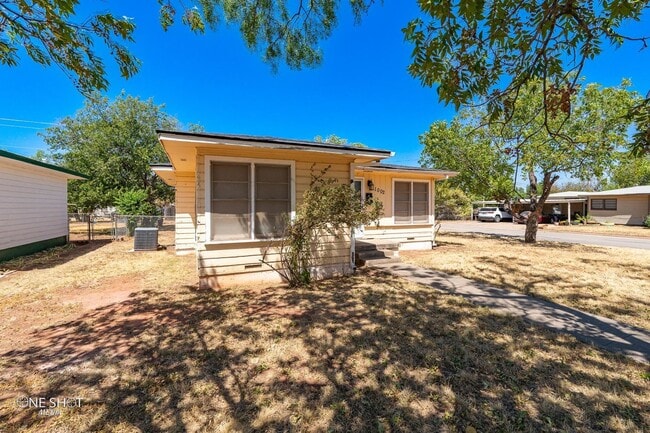 Building Photo - 1002 S San Jose Dr