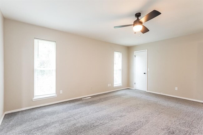 Building Photo - 10025 S Linn Ave