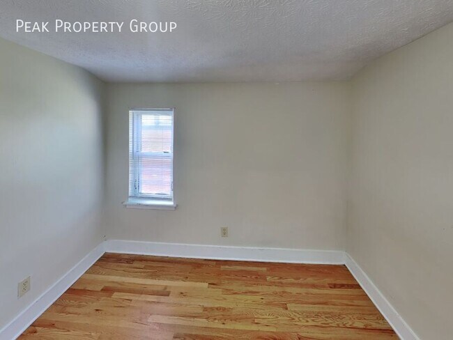 Building Photo - 1371 Summit St