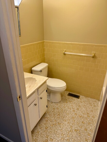 Building Photo - 1616 Spring Valley Dr