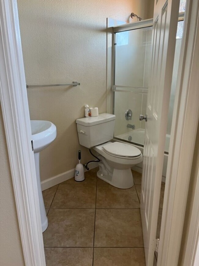 Building Photo - Spacious 4-Bedroom Home in a Quiet Tracy C...