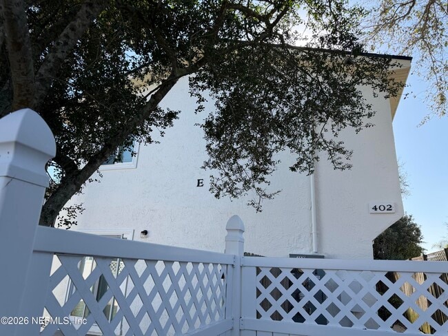 Building Photo - 402 14th Ave S