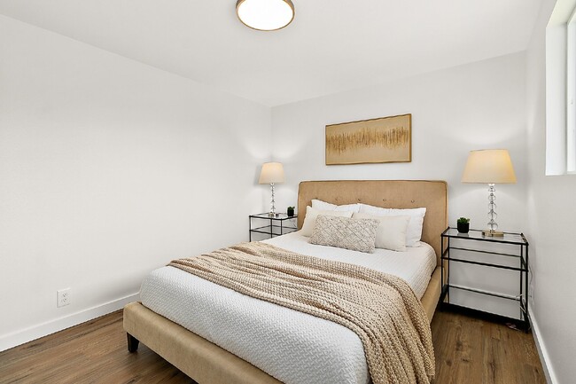 Building Photo - Newly Remodeled 1-Bedroom Duplex Unit with...