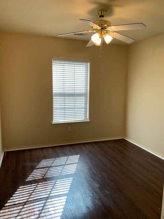 Building Photo - Ready NOW 3 Bedroom For Lease -  Bentonvil...