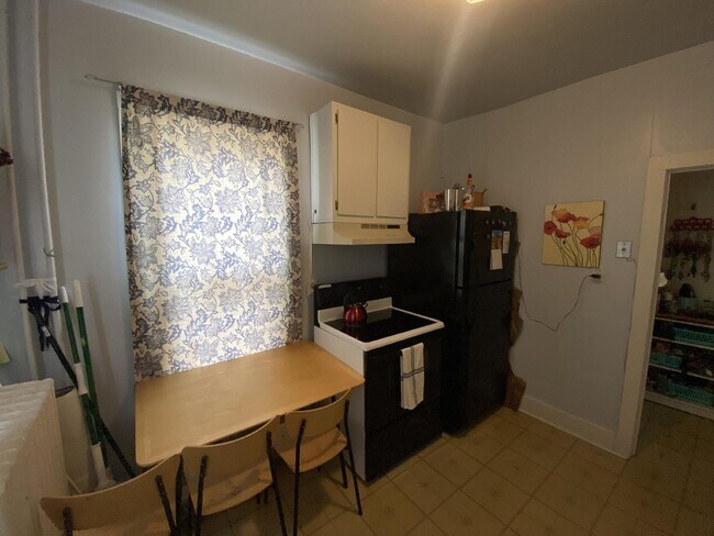 Building Photo - Spacious 1 Bedroom Upper Duplex Near Downtown Eau Claire - Available September 1st!