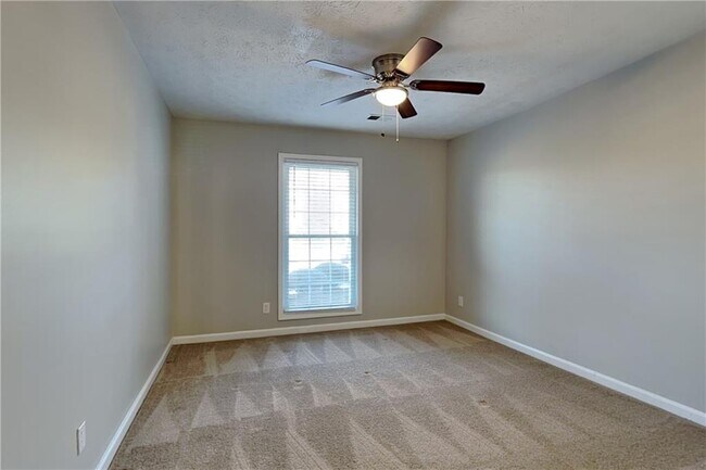 Building Photo - 645 Paris Dr